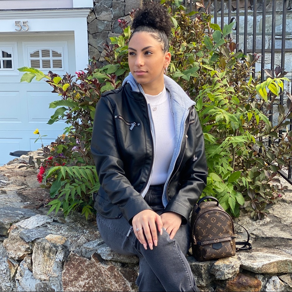 Meet your Posher, Dina